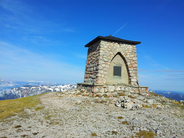 Auf der 2.007m hohen Heukuppe mit ihrem markanten Gipfelbauwerk: Einer der Paradeaussichtsgipfel der Hochsteiermark. | Foto: Steininger