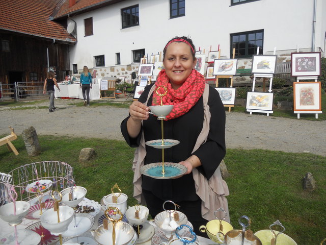 Zu verschnörkelten Tellern gesellt sich eine Tasse mit Goldrand und fertig ist die Etagère!