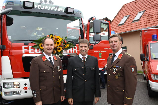 Daniel Gössler, Erich Gosch und Hannes Binder mit dem neuen Rüstlöschfahrzeug.