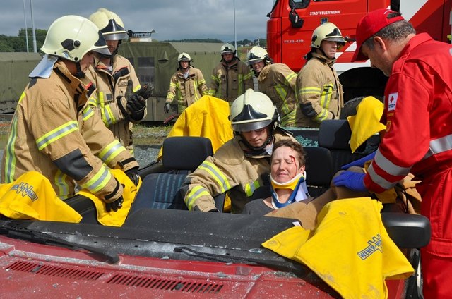 Feuerwehr und Rotes Kreuz zeigten, wie sie einem Unfallopfer helfen können.