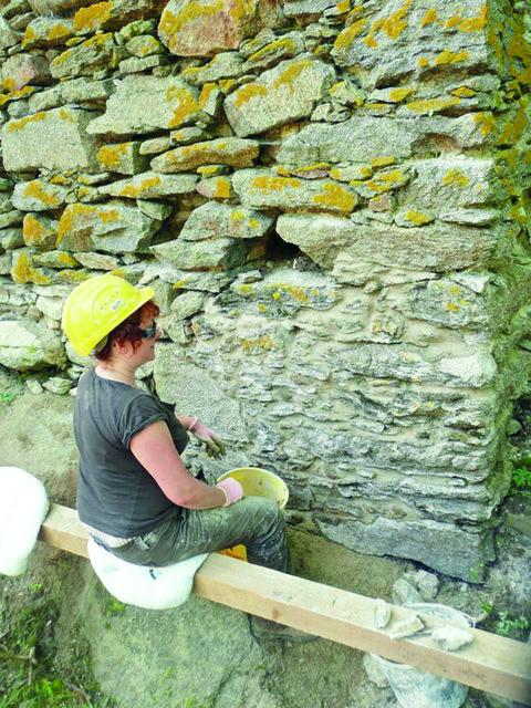 Die Sanierungsarbeiten auf der Burgruine Falkenstein verlaufen gut, dank freiwilliger Helfer. | Foto: Foto: Matthias Koopmann