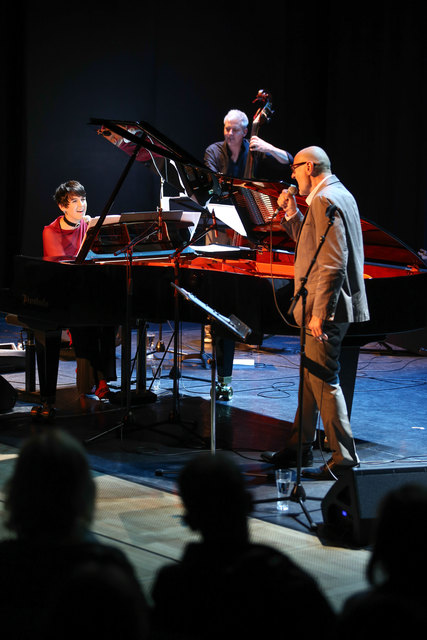Sabina Hank am Klavier und Willi Resetarits im Odeïon Kulturforum Salzburg. | Foto: Neumayr
