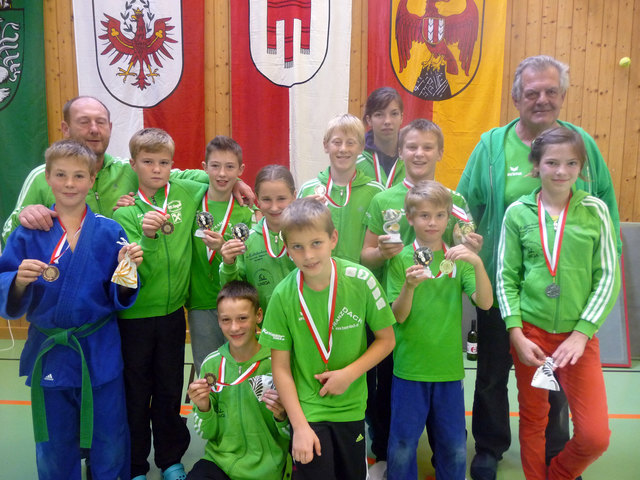Cheftrainer Alfred Scharnreitner und Jugendtrainer Hermann Leutgeb mit ihrem erfolgreichen Judonachwuchs