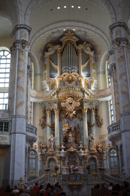 Altar und Orgel in der Frauenkirche.