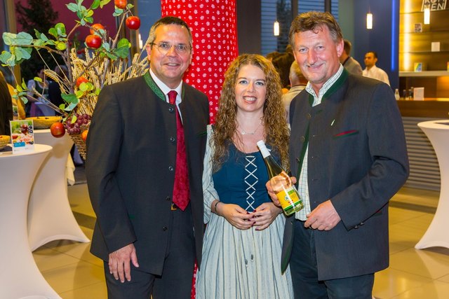 Von links: Albert Wagner, VKB-Pressesprecherin Nina Stögmüller und der Micheldorfer Mostsommelier Manfred Lungenschmied. | Foto: VKB-Bank/cityfoto/skledar