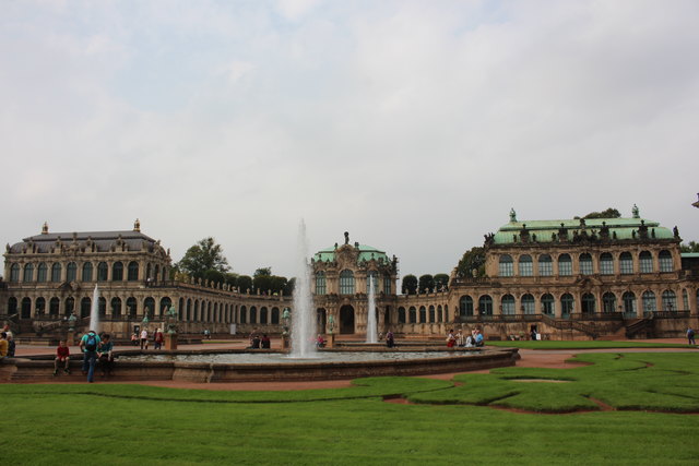 Der ZWINGER errichtet unter "August dem Starken" ist eine Gebäudekomplex mit Gartenanlage.