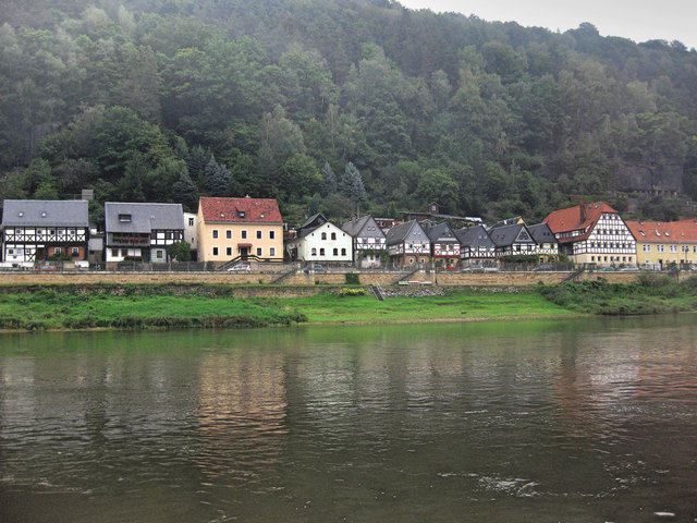 Vorbei an schönen Fachwerkshäusern , hier sind wir bereits in der "Sächsischen Schweiz".