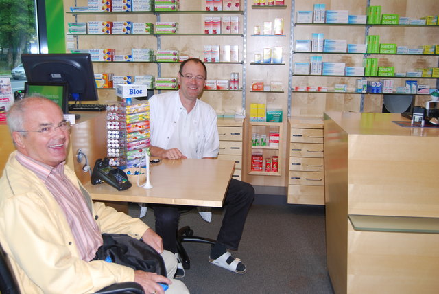 Kurt Hofer (links) freut sich über den barrierefreien Verkaufstresen von Dominik Schantl in der Hubertus Apotheke