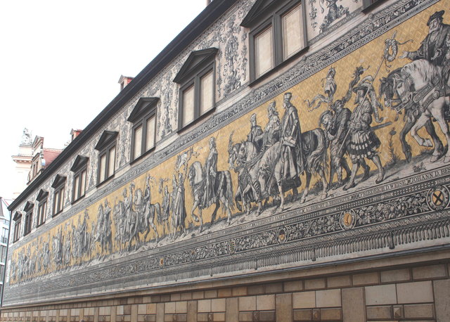 Fürstenzug: am Dresdner Schloss vom Wilhelm Walther 1872 - 1876 gefertigt und 1904 - 1907 auf 25.000 Porzellanfliesen übertragen, lässt auf einer Länge von 102 Meter die über 800-jährige Geschichte der Regenten des Hauses Wettin Revue passieren.