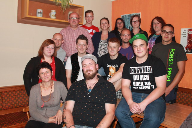 Ein Teil der Dorfgemeinschaft mit Obmann Peter Hauser (vorne, mitte) und seiner Stellvertreterin Irmgard Kahn (vorne, links)