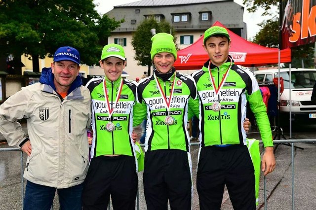 Vizepräsident Walter Ameshofer mit den Athleten Konrad, Großschartner und Zeller (v. l.).