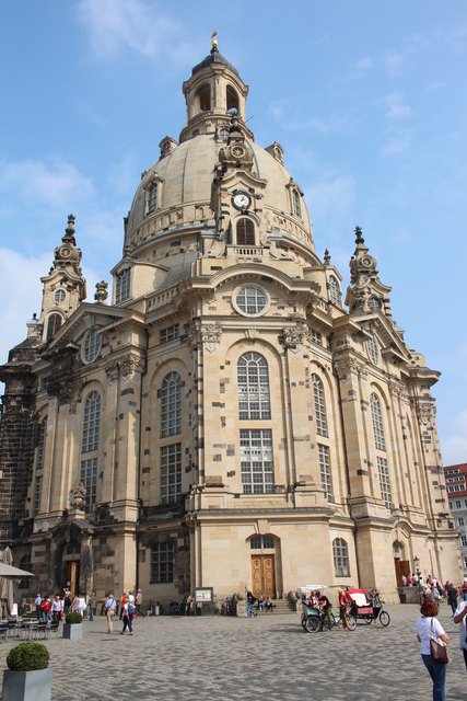 Die Frauenkirche eine evangelische Kirche des Barocks. Sie wurde ebenfalls im Luftkrieg 1945 komplett zerstört. Am 30. Oktober 2005 fand in der Kirche ein Weihgottesdienst und Festakt statt. Aus dem Mahnmal gegen den Krieg soll nun ein Symbol der Versöhnung werden!