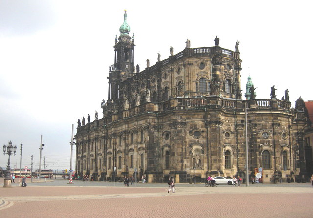 Die Kath. Hofkirche vom Theaterplatz aus.