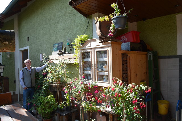 Im Gastgarten fühlt sich Manfred Aigner mit seinen Fuchsien pudelwohl.