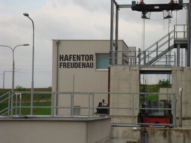 Hafentor Freudenau bei der Einfahrt in den Hafen