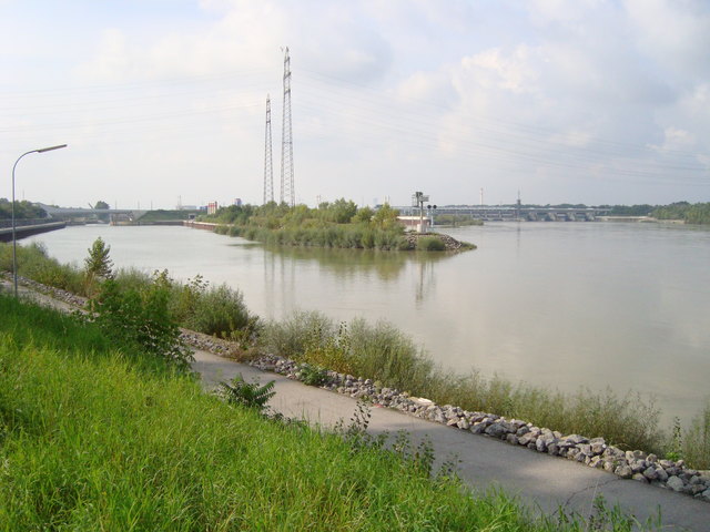 Blick vom Damm am Praterspitz: Rechts die Donau, links die Einfahrt in den Freudenauer Hafen, rechts hinten das Kraftwerk Freudenau