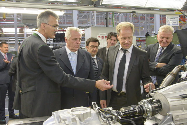 Rudolf Hundstorfer mit Dr. Wolfgang Zitz/Magna Steyr, Dr. Diethart Schliber/ Sozialministeriumservice Steiermark, Mag. Thomas Driessen/Alpha Nova und Franz Schnabl, Magna Europe beim Werksrundgang.