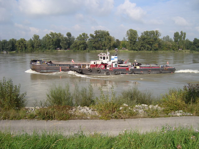 Frachtschiff 'Linz' auf dem Weg in den Freudenauer Hafen