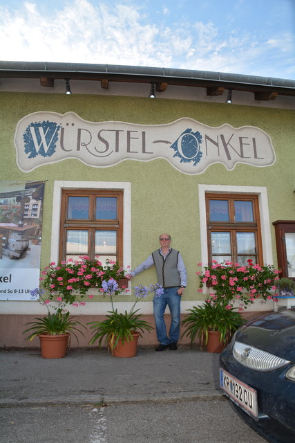 Manfred Aigner ist voll in seinem Element und kümmert sich um seine herrlichen Blumen.