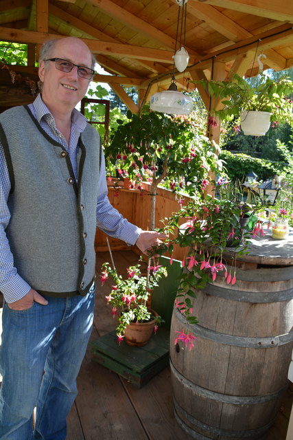 Manfred Aigner ist voll in seinem Element und kümmert sich um seine herrlichen Blumen.