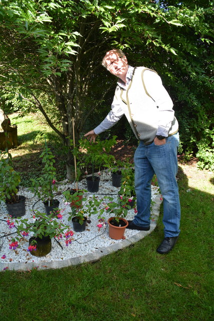 Manfred Aigner ist voll in seinem Element und kümmert sich um seine herrlichen Blumen.