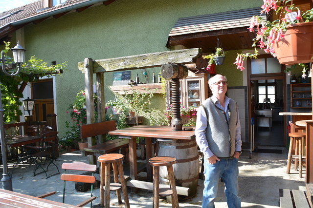 Manfred Aigner ist voll in seinem Element und kümmert sich um seine herrlichen Blumen.
