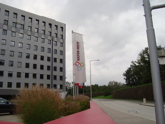 Seitenhafenstrasse (rechts der Damm hinter der Schutzmauer)