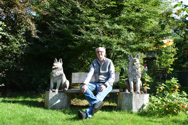 Im Gastgarten fühlt sich Manfred Aigner mit seinen Fuchsien pudelwohl.