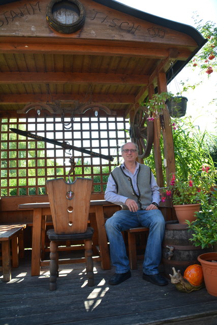 Im Gastgarten fühlt sich Manfred Aigner mit seinen Fuchsien pudelwohl.