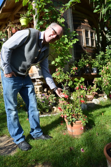Manfred Aigner ist voll in seinem Element und kümmert sich um seine herrlichen Blumen.