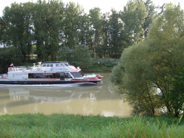 Twin City Liner am Donaukanal in Richtung Wien