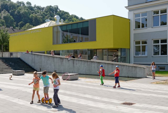 Die Materialien Holz und Glas dominieren in der neuen Musikschule, Herzstück ist das Atrium.