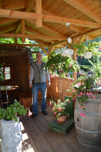 Im Gastgarten fühlt sich Manfred Aigner mit seinen Fuchsien pudelwohl.