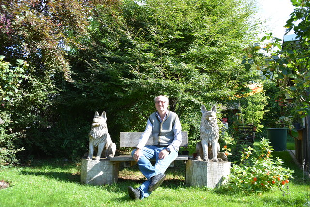 Im Gastgarten fühlt sich Manfred Aigner mit seinen Fuchsien pudelwohl.