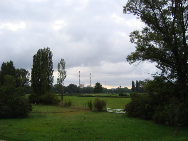 Blick vom Damm auf die EBS Simmerung und die Gasometer, vorne der Golfplatz
