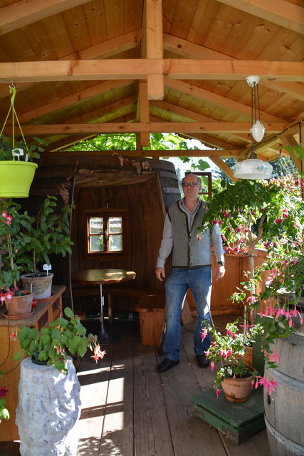 Im Gastgarten fühlt sich Manfred Aigner mit seinen Fuchsien pudelwohl.
