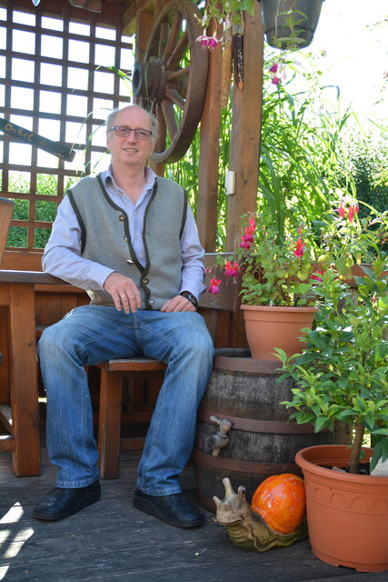 Im Gastgarten fühlt sich Manfred Aigner mit seinen Fuchsien pudelwohl.