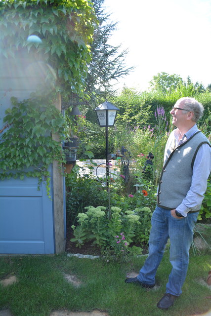 Im Gastgarten fühlt sich Manfred Aigner mit seinen Fuchsien pudelwohl.