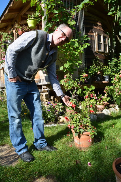 Manfred Aigner ist voll in seinem Element und kümmert sich um seine herrlichen Blumen.