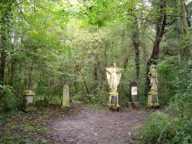Gruppe von Gedenksteinen