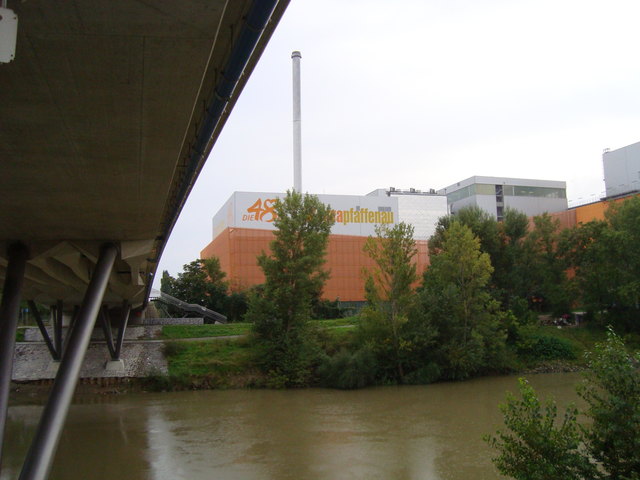 Blick vom Damm auf die Müllverbrennungsanlage Pfaffenau, vorne der Donaukanal, oben die Seitenhafenbrücke