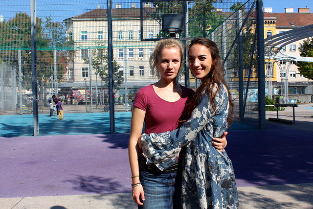 Cornelia Gröschel (li) spielt die "Valerie" im Film, Maddalena Hirschal die "Tanja"