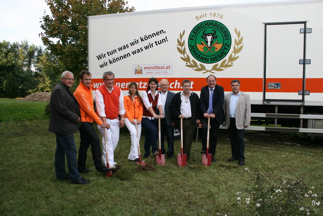 Vizebürgermeister Johann Hell, Familie Nemetz (Hans, Johann, Simona, Monika), Wirtschaftsbundobmann Karl Hinterwallner, Bürgermeister Günter Eigenbauer, Vizebürgermeister Wolfgang Krempl, Gemeinderat Martin Horacek (v.l.n.r.) | Foto: Nemetz