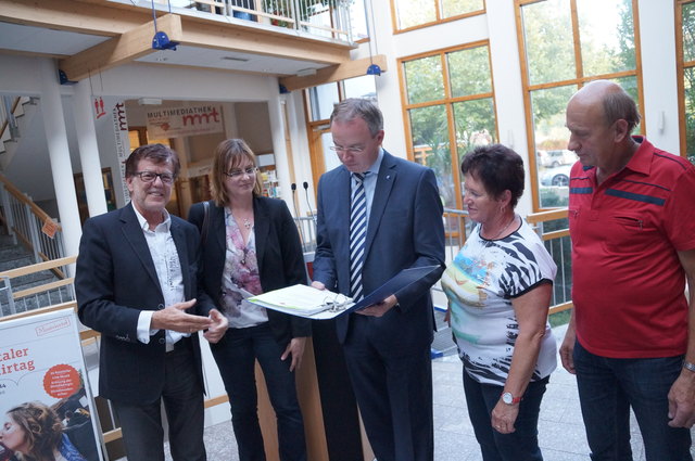 Die Übergabe der Petition: Josef Hösl, Adelheid Vorlaufer, Stephan Pernkopf , Annemarie und Karl Haag.