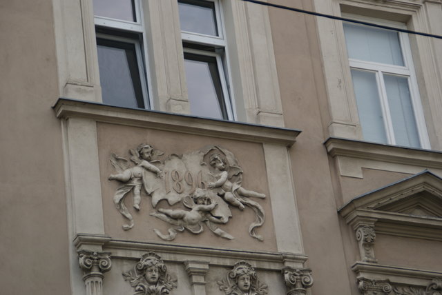 Kunstvolle Steinengel an einer Hauswand in der Leopold-Ernst-Gasse. | Foto: Foto: Nikolic