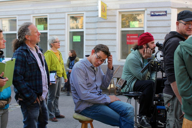 Die Filmcrew beim Dreh am Yppenplatz, ganz links Regisseur Michi Riebl