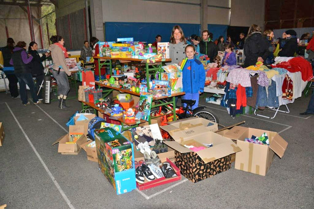 Am 27. September lädt der Verein Zwergenschaukel wiederum zum Kinderartikel Flohmarkt in die Eishalle ein. | Foto: zvg