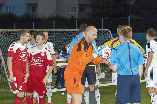 Einsergoalie Andi Michl testet den Matchball.