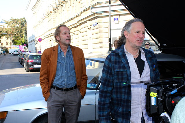 Helmut Bohatsch (links, spielt den Inspektor) mit Regisseur Michi Riebl beim Dreh am Yppenplatz