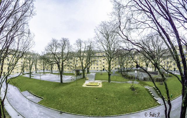 Dieser Teil der Siedlung Schmelz der Planschbeckenbau, wo Bundespräsident Dr. Adolf Schärf als einer der Erstmieter wohnte, steht nicht unter Denkmalschutz. Die restlichen fünf Teile der Siedlung jedoch schon. Links Gablenzgasse, Mitte Possingergasse, Rechts Wickhoffgasse und von der Mareschgasse aus aufgenommen.